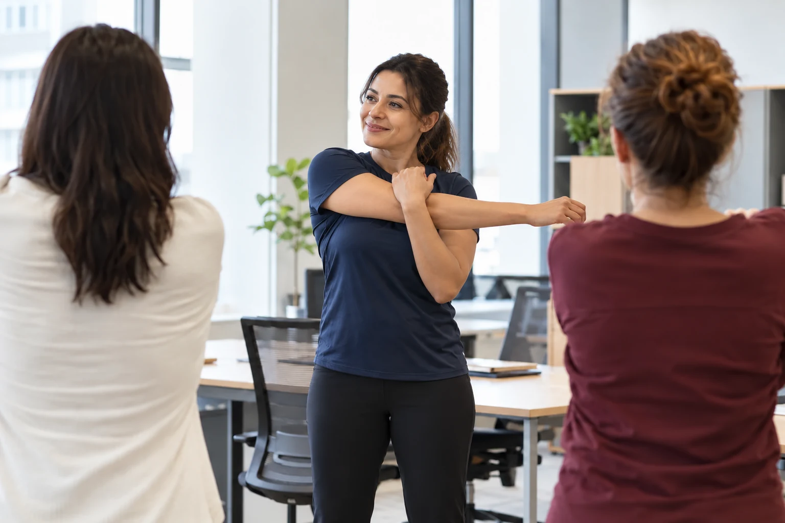 Ofiste omuz hareketini gösteren wellbeing eğitmeni — temsili görsel